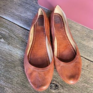 Frye Carson Ballet Flat in Cognac